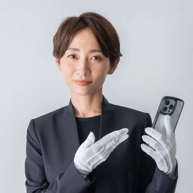 朝霞市葬儀社 アトラスが白手袋でスマホを持ち最短30分の迎えを案内する女性スタッフ