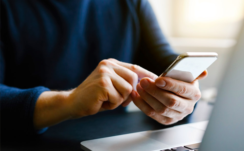 朝霞市葬儀社 アトラスにスマホで24時間搬送相談をするようす