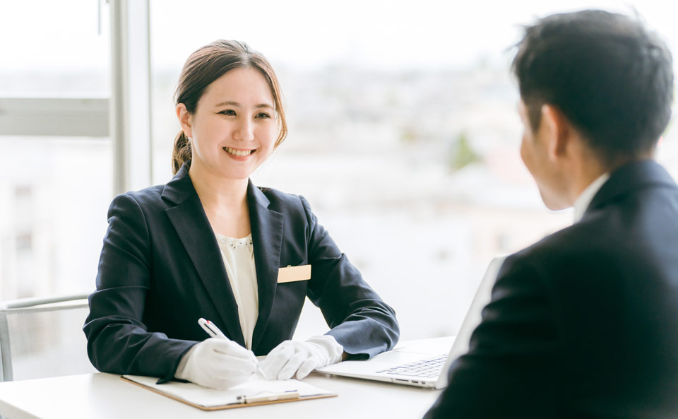 朝霞市葬儀社 アトラスが病院で寝台車の搬送打ち合わせを行う女性スタッフ