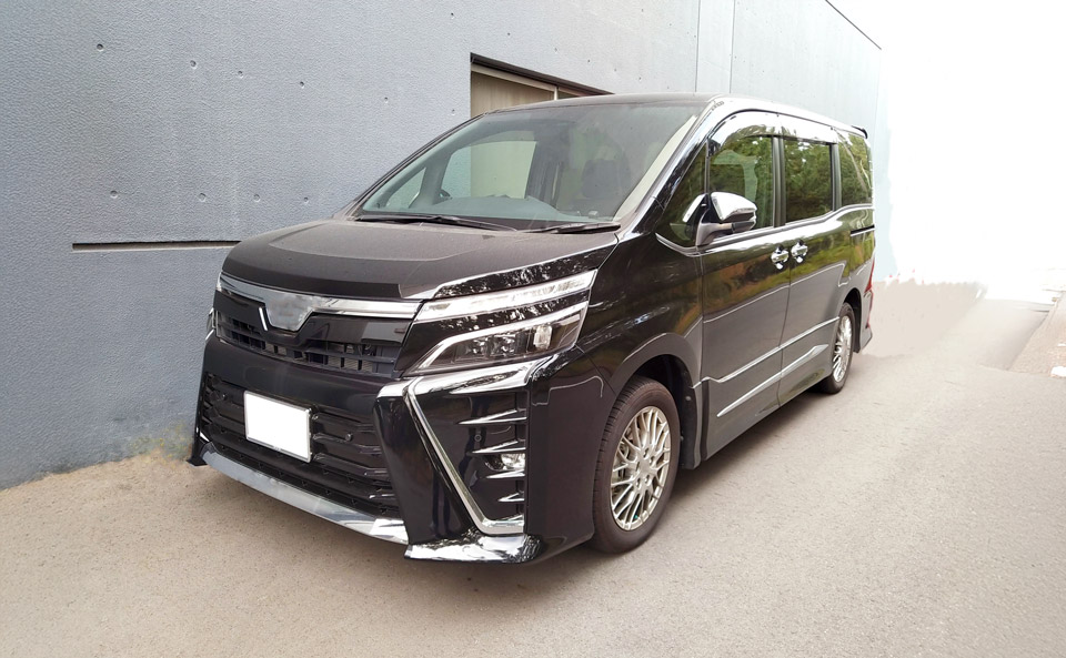 朝霞市葬儀社 アトラスが病院へ最短搬送できる黒い霊柩車を停めている