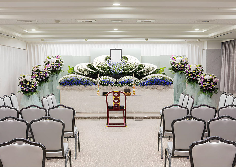 朝霞市葬儀社 アトラスが戸田葬祭場で家族葬の式場を整えた祭壇