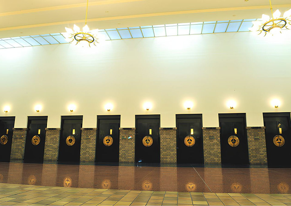 朝霞市葬儀社 アトラスが戸田葬祭場の火葬場入口を案内している