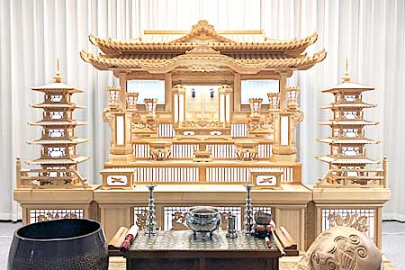 朝霞市葬儀社 アトラスが朝霞市斎場の祭壇で木製の本堂型祭壇を整えている