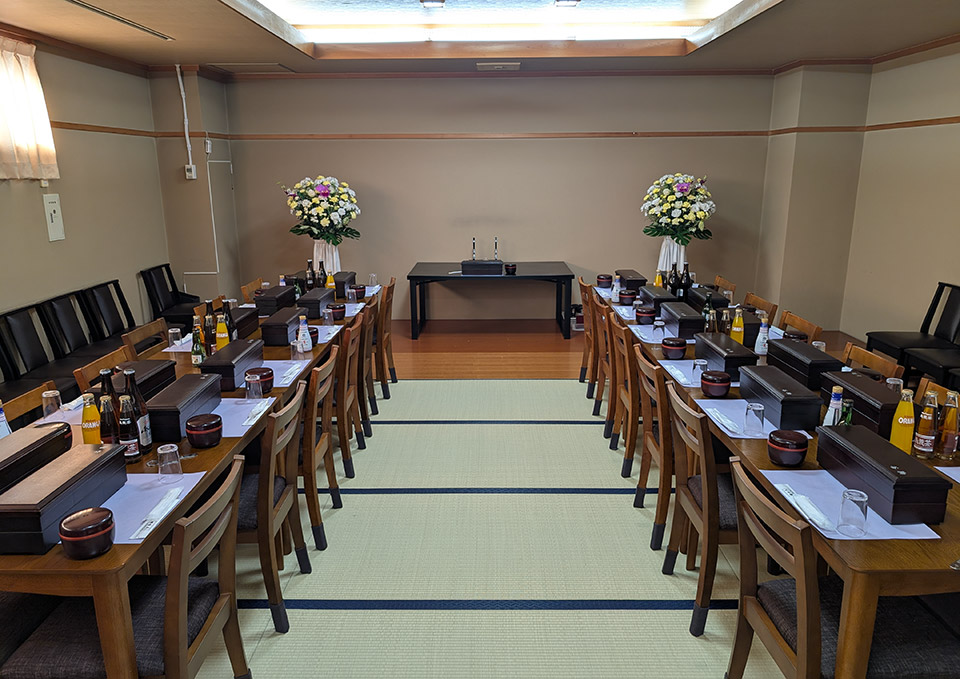 朝霞市葬儀社 アトラスが朝霞市斎場で会食席を整えた和室の様子