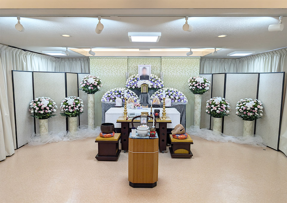 朝霞市にあるアトラスファミリーホール内の生花祭壇