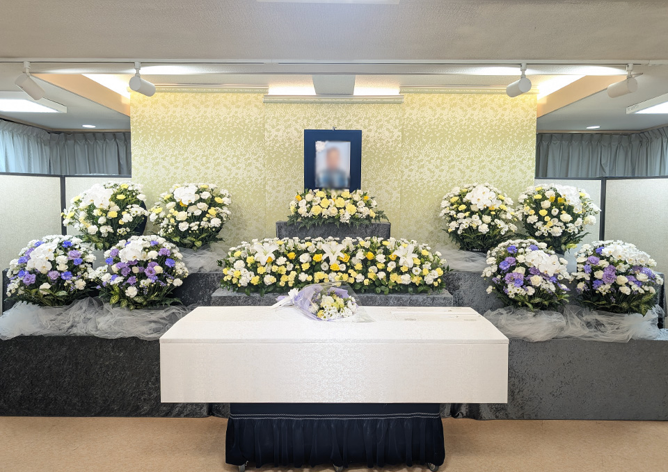 朝霞市にあるアトラスファミリーホール内の祭壇