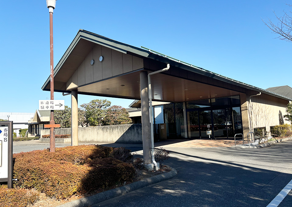 朝霞市葬儀社 アトラスが案内する新座市営墓園斎場の入口